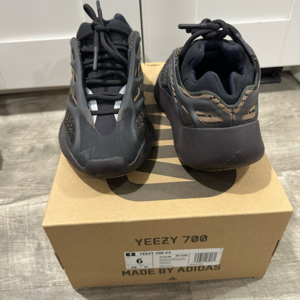 adidas Yeezy 700 V3
Clay Brown